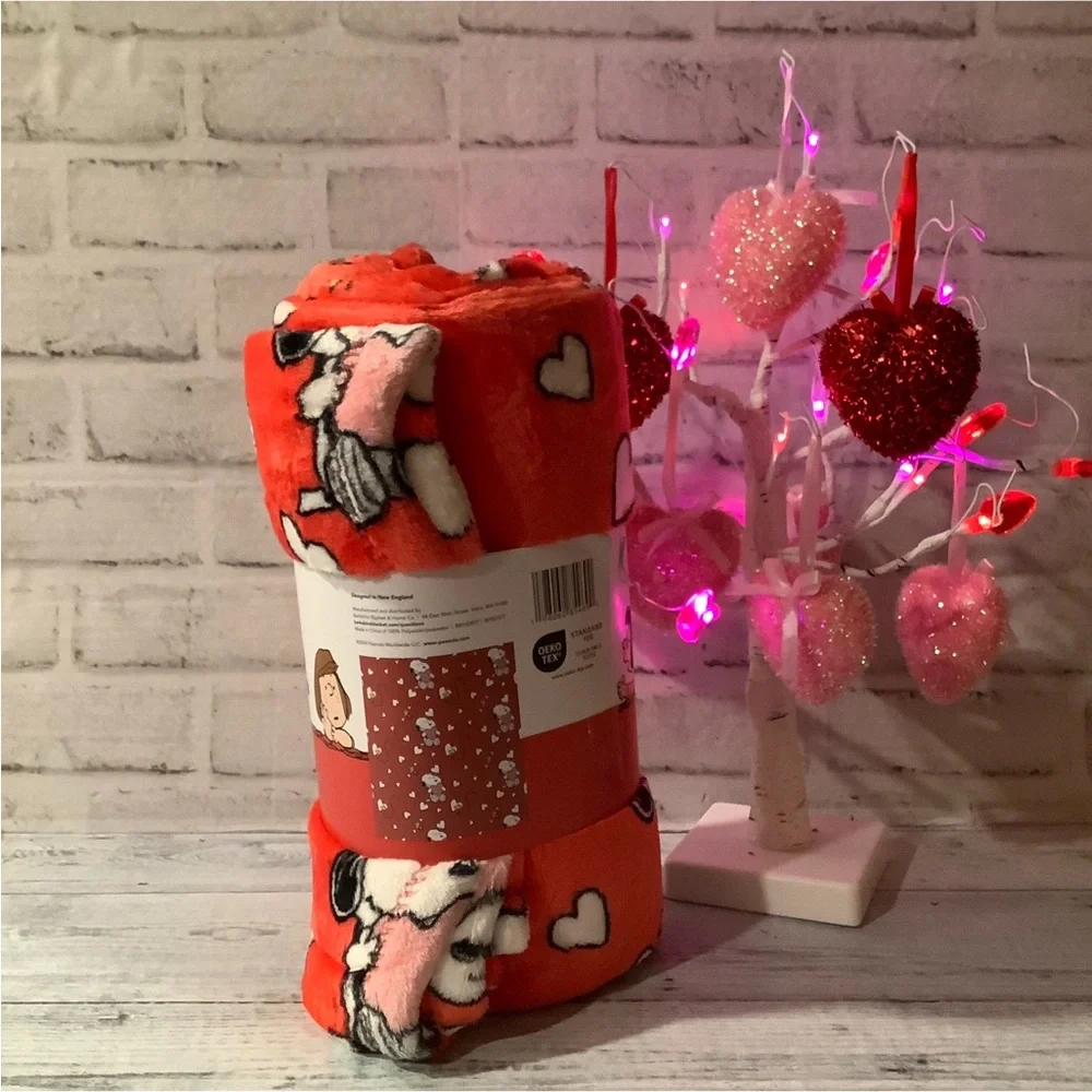 PEANUTS Oversized Ditzy Hearts Throw